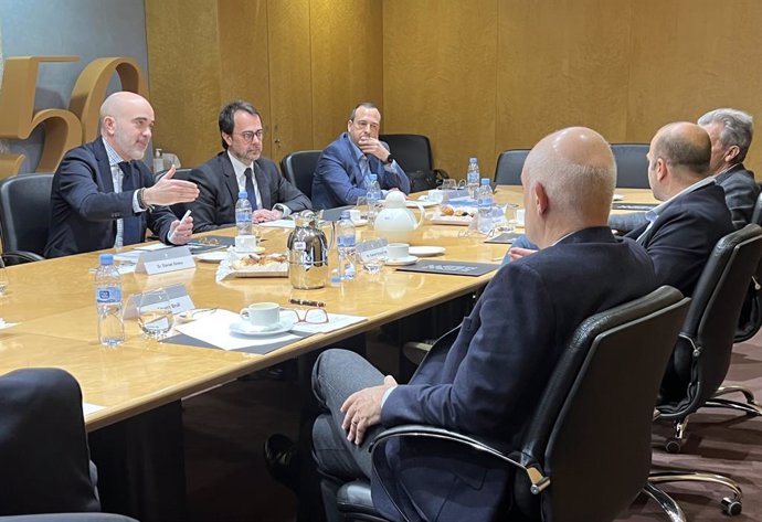 El candidat del PP a l'alcaldia de Barcelona, Daniel Sirera, en una reunió amb l'Apce