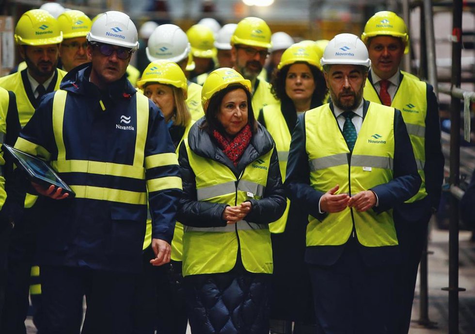 La ministra de Defensa, Margarita Robles, visita junto al presidente de la compañía pública Navantia, Ricardo Domínguez, las instalaciones del astillero, a 23 de febrero de 2023, en Ferrol, A Coruña, Galicia (España). Durante su visita a Navantia, Roble