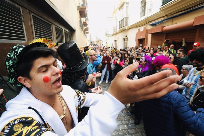 Una chirigota callejera del carnaval de Cádiz 