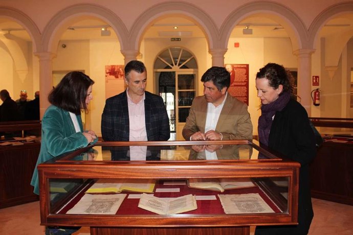 Autoridades visitan la muestra 'Jaén y sus pueblos' en Montilla.