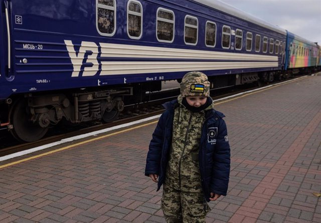 Un menor ucraniano en la estación de Jersón, Ucrania