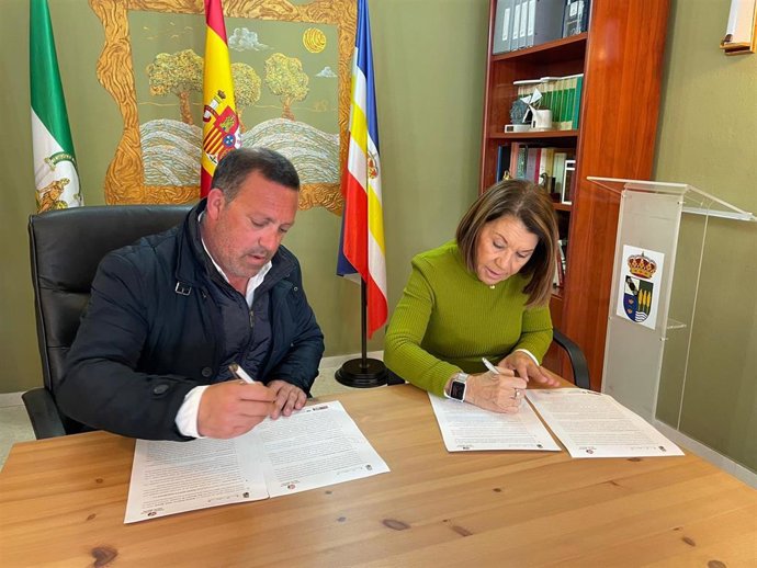 Firma de convenio entre el Ayuntamiento de San Silvestre de Guzmán y Feafes Huelva.