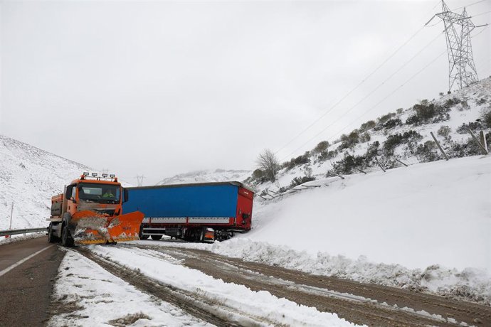 Un camión accidentado a causa de la nieve en la carretera, a 23 de febrero de 2023, en León, Castilla y León (España). 
