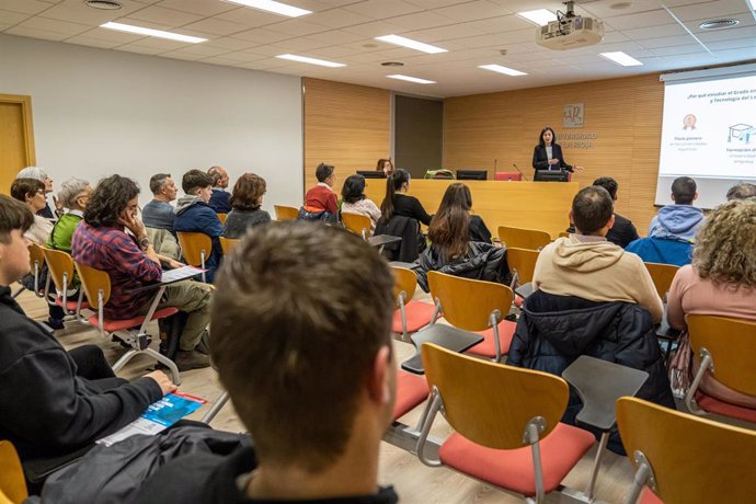 Preuniversitarios y familias asisten a la primera sesión sobre el nuevo grado en Lingüística Computacional de la UR