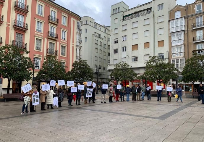Concentrración de los vecinos por la falta de espacios públicos para todos en Santander.