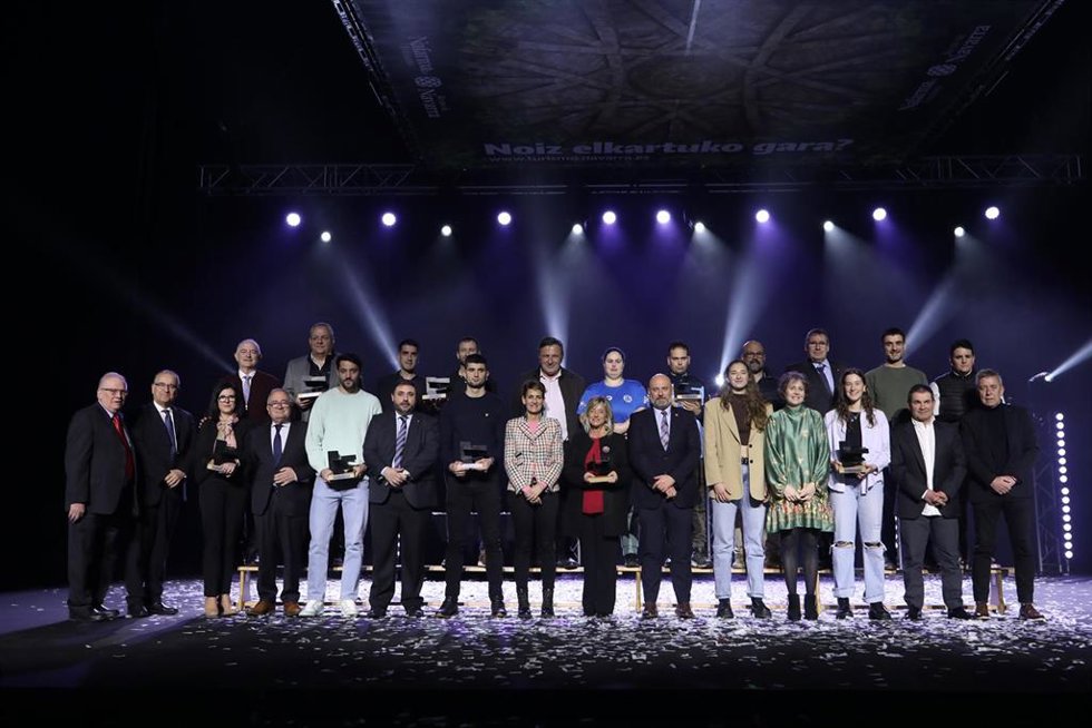 La presidenta Chivite, junto al resto de autoridades y personas premiadas
