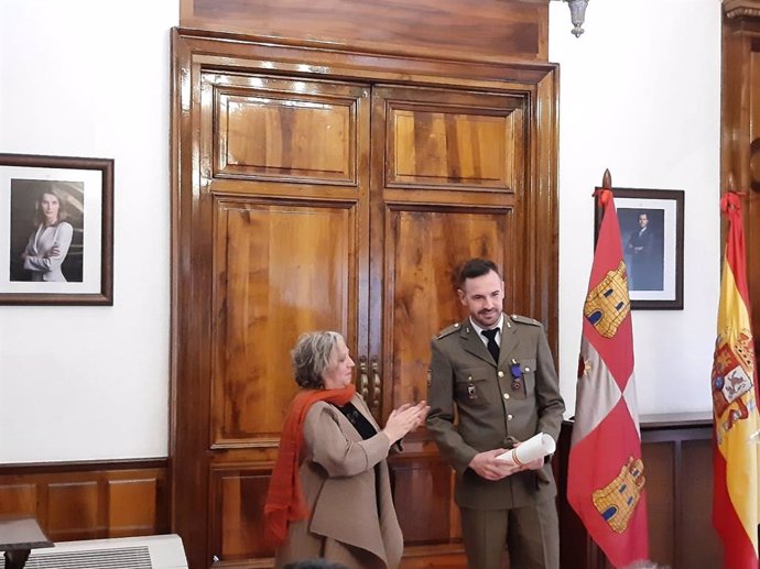 La subdelegada del Gobierno, Encarnación Pérez (i), entrega la la Medalla al Mérito de la Protección Civil en su categoría de Bronce y distintivo Azul al militar Jorge García (d)