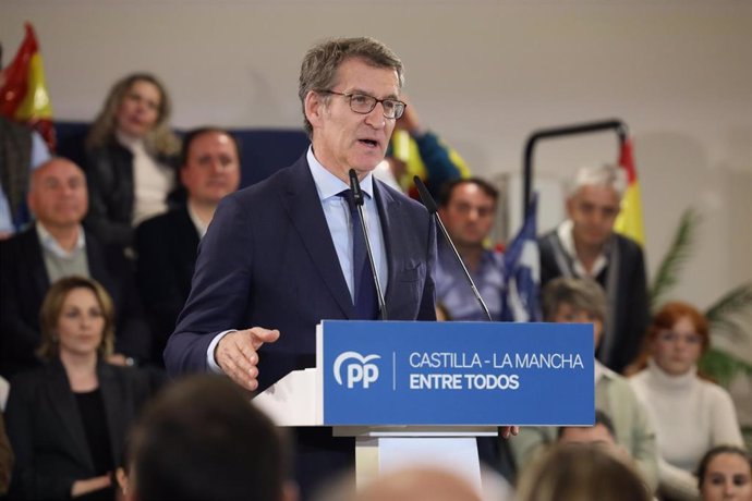Feijóo ve "impresentable" que se prohíba al jefe de la oposición visitar a las tropas españolas desplegadas en Letonia 