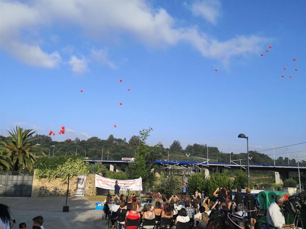 Archivo -    Aunque la idea era que un globo aerostático mostrase un mensaje de grandes dimensiones, finalmente han sido pequeños globos rojos con forma de corazón los que han elevado al cielo de Angrois el homenaje a los 80 fallecidos en la curva de A 