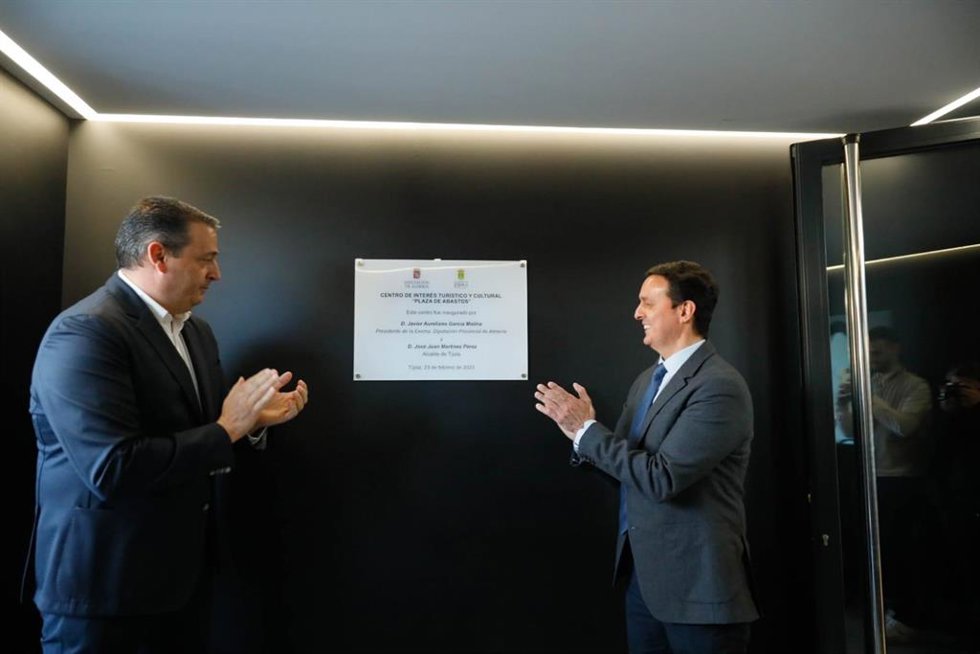 El presidente de la Diputación de Almería, Javier Aureliano García, y el alcalde de Tíjola, José Juan Martínez,en la inauguración del nuevo centro de interés turístico y cultural 'Mercado de Abastos',