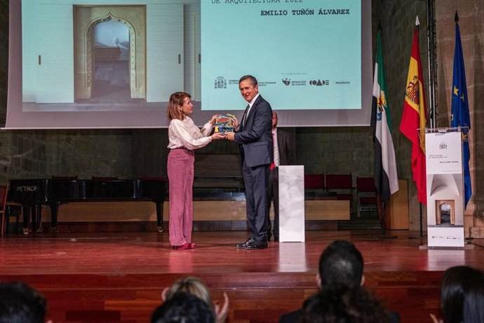 La ministra de Transportes, Raquel Sánchez, entrega el Premio Nacional de Arquitectura 2022 a Emilio Tuñón