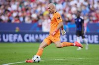 Dmitrovic, agredido en el césped del PSV por un aficionado: "El fútbol no se merece estas cosas"