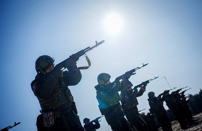 Soldados de la Guardia Nacional de Ucrania en un entrenamiento militar, en Kiev