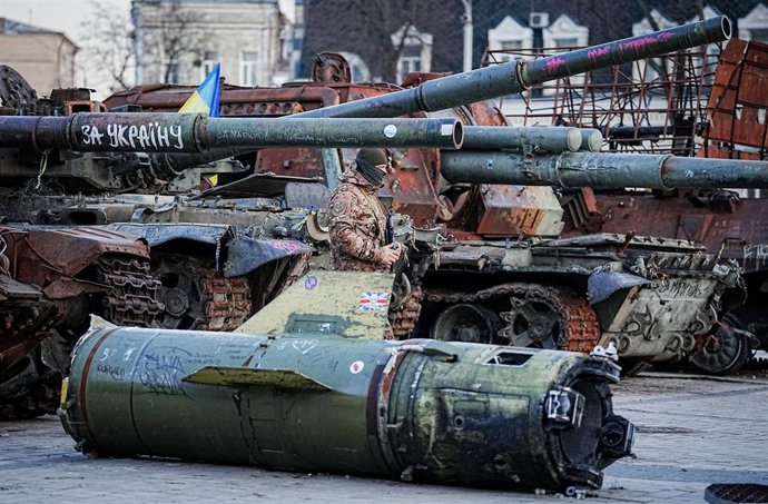 Un soldado ucraniano frente a un tanque ruso destruido en Kiev