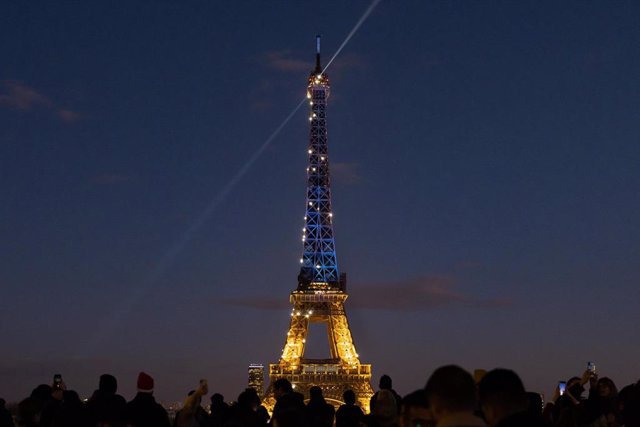 La Torre Eiffel de París iluminada con los colores de la bandera ucraniana con motivo del primer aniversario de la invasión rusa de Ucrania.