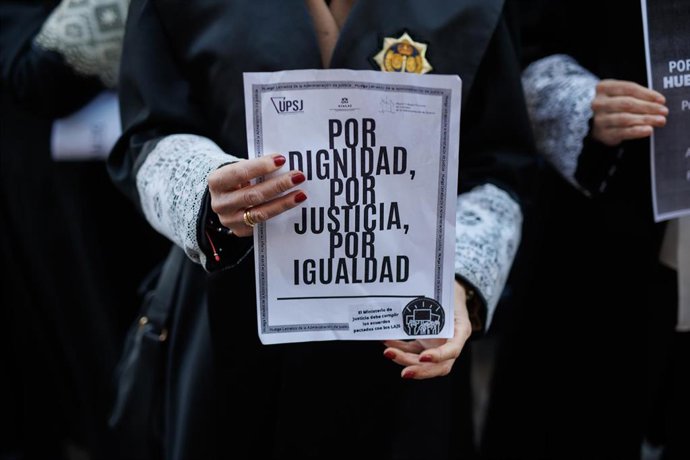 Una Letrada de la Administración de Justicia (LAJ) en una manifiestación durante la primera reunión del comité de huelga con el Ministerio.