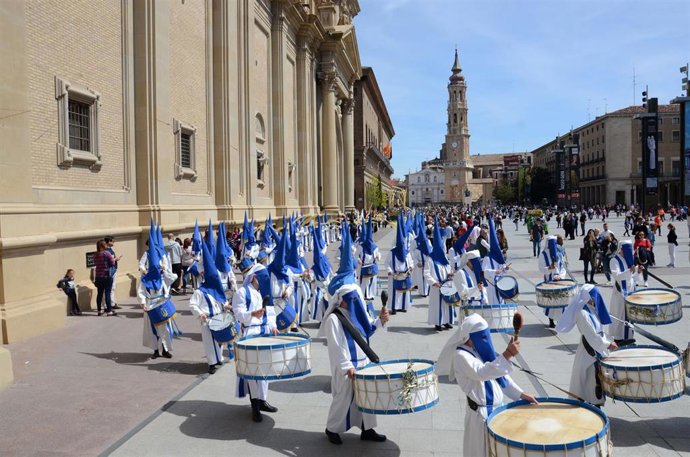 La Cofradía de La Entrada de Jesús en Jerusalén de Zaragoza celebra el 50 aniversario de la incorporación del bombo.