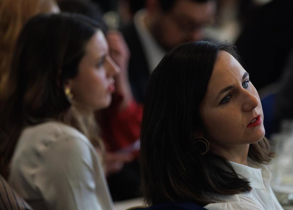 La ministra de Igualdad, Irene Montero (i), y la secretaria general de Podemos y ministra de Derechos Sociales, Ione Belarra (d), durante un desayuno informativo, a 13 de febrero de 2023, en Madrid (España).