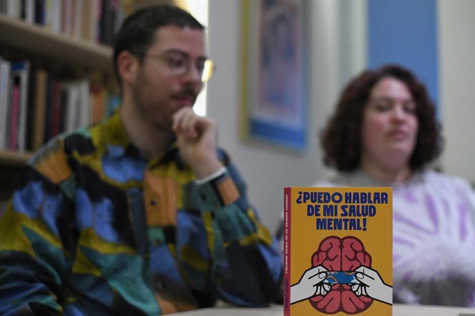 Los autores Enrique Aparicio y Beatriz Cepeda durante una entrevista para Europa Press, a 30 de enero de 2023, en Madrid (España)