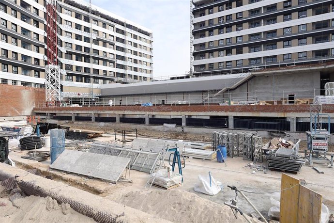 Archivo - Materiales de construcción en una obra, a 11 de febrero de 2022, en Madrid