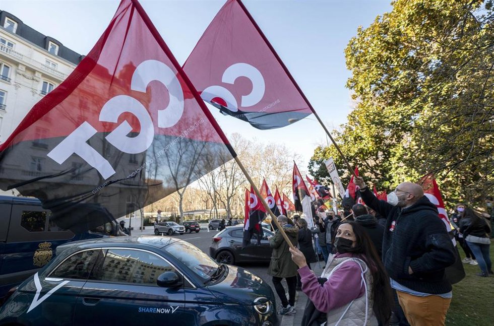Archivo - Varias personas con banderas de CGT, en una concentración para denunciar el bloqueo de la negociación del convenio sectorial del Contact Center, en la Plaza de la Lealtad, a 22 de febrero de 2022, en Madrid (España). 