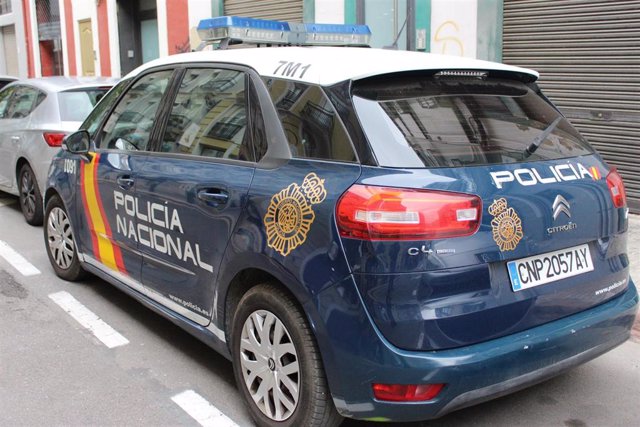 Los agentes custodian  a la detenida por apuñalar presuntamente a su pareja en Madrid