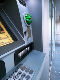 Identificado un hombre que intentó extraer dinero de varios cajeros de Lora (Sevilla) tras hallar una tarjeta bancaria