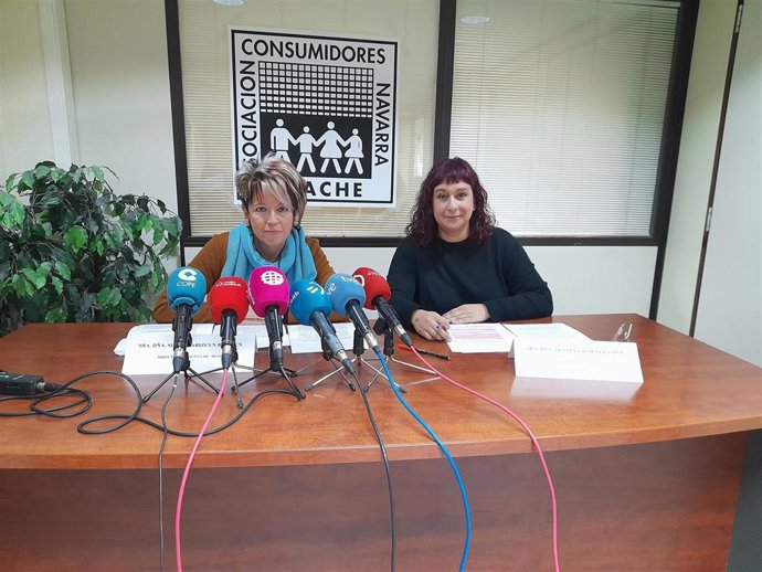 La directora adjunta de Irache, Susana Arizcun, y la asesora jurídica Arantxa Jiménez en la rueda de prensa