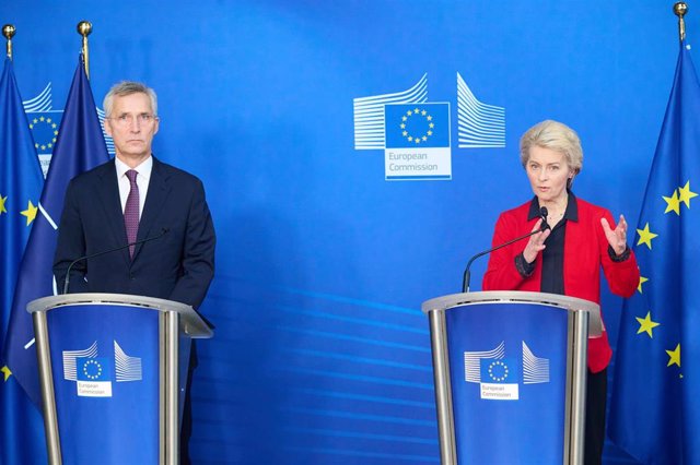 Archivo - El secretario general de la OTAN, Jens Stoltenberg, y la presidenta de la Comisión Europea, Ursula von der Leyen, durante una rueda de prensa en Bruselas