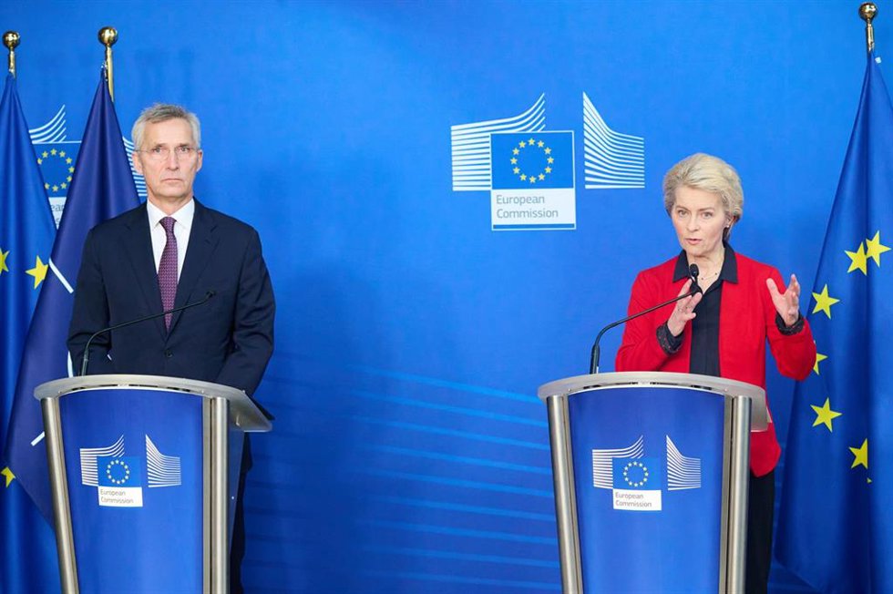 Archivo - El secretario general de la OTAN, Jens Stoltenberg, y la presidenta de la Comisión Europea, Ursula von der Leyen, durante una rueda de prensa en Bruselas
