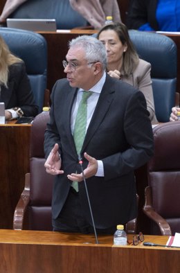 El consejero de  Administración Local y Digitalización de la Comunidad de Madrid, Carlos Izquierdo Torres, interviene durante un pleno en la Asamblea de Madrid, a 2 de febrero de 2023.