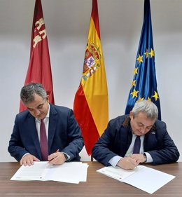 El consejero de Medio Ambiente, Mar Menor, Universidades e Investigación, Juan María Vázquez, firma el protocolo general de declaración de intenciones con el director de la oficina española de LifeWatch ERIC, Juan Miguel González.