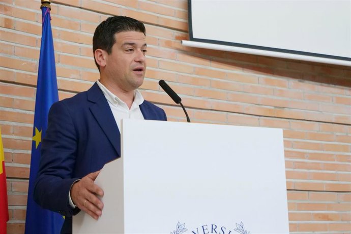 El vicepresidente cuarto y diputado de Medio Ambiente, Turismo Interior y Cambio Climático, Cristóbal Ortega, ha recogido la distinción de honor al Fomento de la Investigación en Turismo.