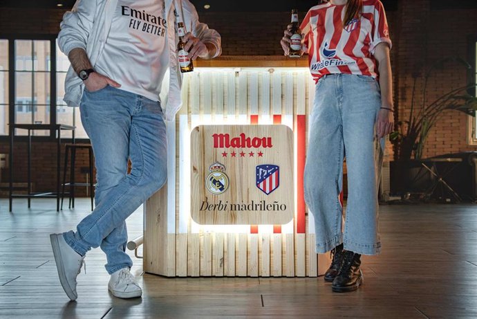 Imagen de dos aficionados de Real Madrid y Atlético compartiendo una cerveza en 'La Barra del Encuentro' de Mahou