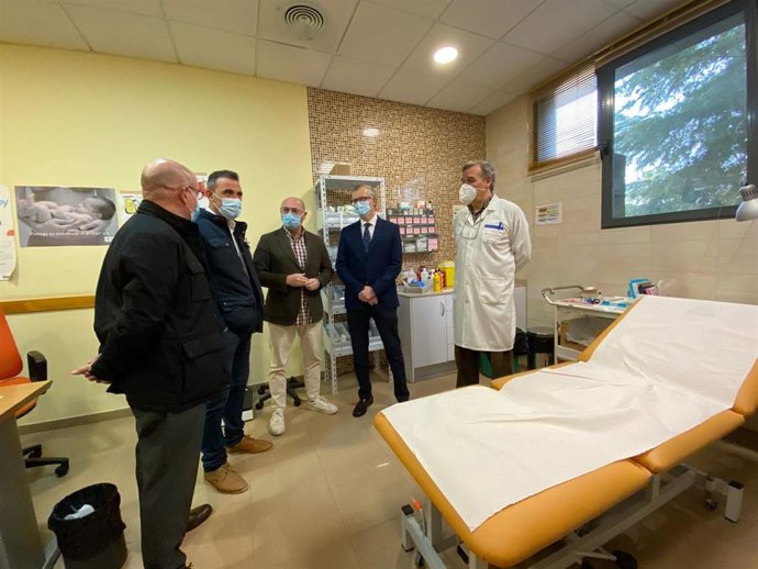 El consejero de Salud, Juan José Pedreño, visita el consultorio médico de Librilla acompañado del alcalde, Tomás Baño