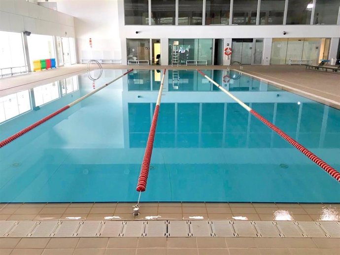 Archivo - Piscina pequeña del Palacio Municipal de Deportes de Son Moix.