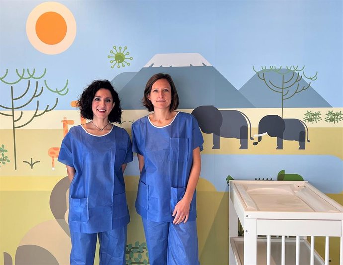 Laura Moreno (izda.) y Laetittia Crosse, profesionales del equipo de matronas consultoras de lactancia materna del Hospital Quirónsalud Córdoba.
