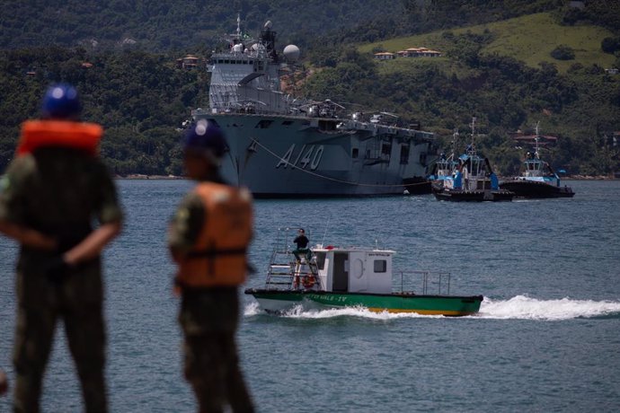 El barco más grande de la Armada de Brasil llega a las costas de Sao Sebastiao para ayudar en las labores de rescate