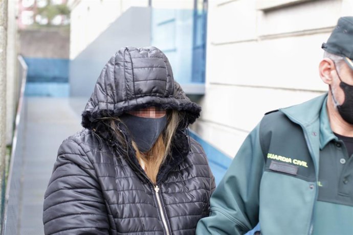 Archivo - Un agente lleva esposada a Ana Sandamil en la Audiencia Provincial de Lugo el día en el que el jurado la declaró culpable del asesinato de su hija, Desirée Leal.