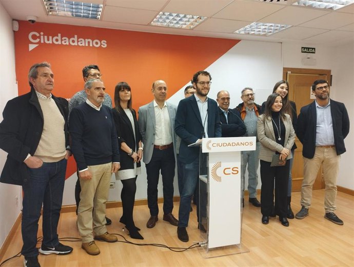 Pablo Vicente, candidatos de Cs a la Alcaldía de Valladolid, posa junt a la presidenta regional del partido, Gemma Villarroel, y los diez candidatos de la formación a otras localidades de la provincia.