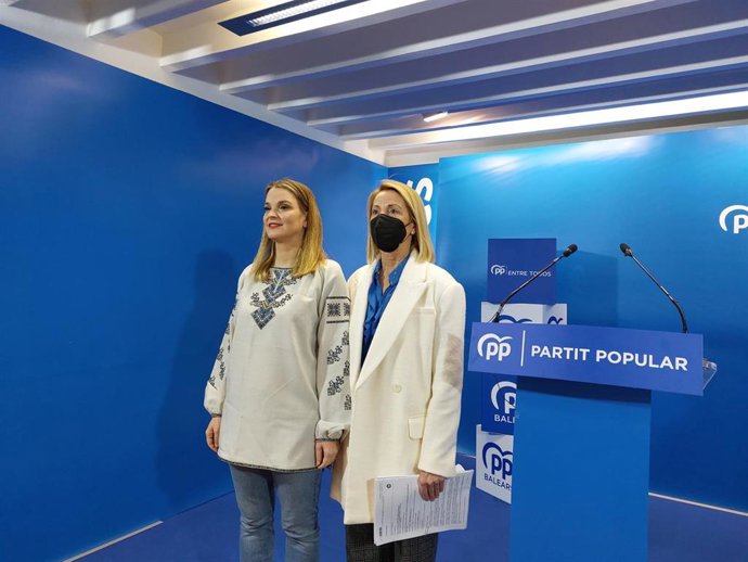 La presidenta del PP de Baleares, Marga Prohens, junto a la la portavoz del PP en la comisión de Salud del Parlament, Isabel Borrás, en rueda de prensa