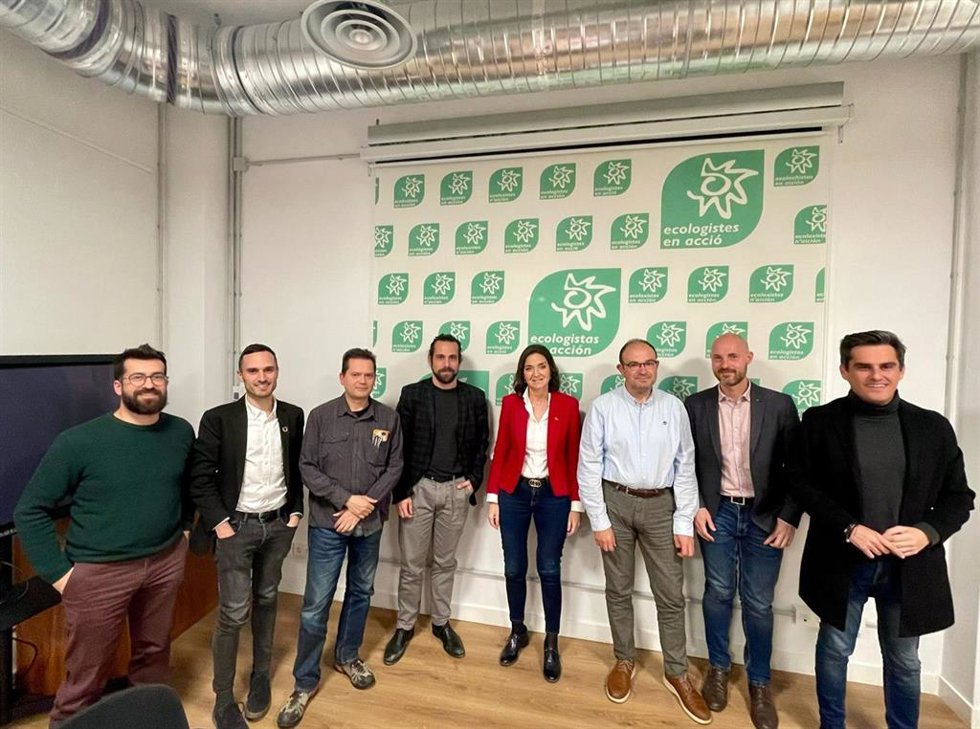 Reyes Maroto, en el centro de la imagen, durante la reunión de trabajo con Ecologistas en Acción.