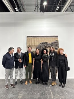 El secretario general de la Consejería de Presidencia, Turismo, Cultura, Juventud, Deportes y Portavocía, Juan Antonio Lorca; Nacho Ruiz; el director del ICA, Manuel Cebrián; Carolina Parra, y los artistas Sonia Navarro, FOD y María Carbonell
