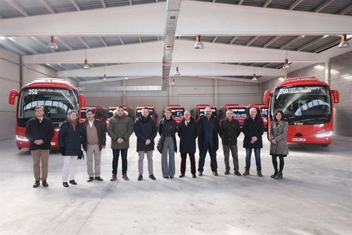 La presidenta de Navarra, María Chivite; el consejero Ciriza; la directora general de Transportes y Movilidad Sostenible, Berta Miranda; el director general de Obras Públicas e Infraestructuras, Pedro López, y epresentantes municipales