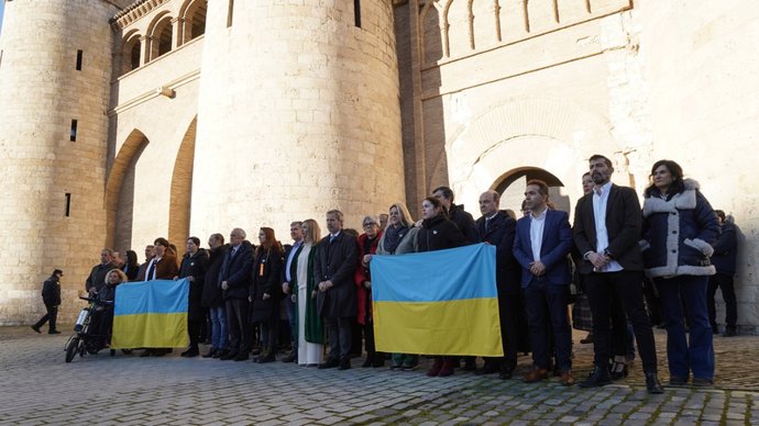 Miembros de las Cortes de Aragón se concentran en condena de la invasión de Rusia a Ucrania, cuando se cumple un año.