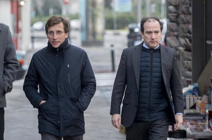 Archivo - El alcalde de Madrid, José Luis Martínez-Almeida, y el delegado del área del Gobierno de Medio Ambiente y Movilidad del Ayuntamiento de Madrid, Borja Carabante