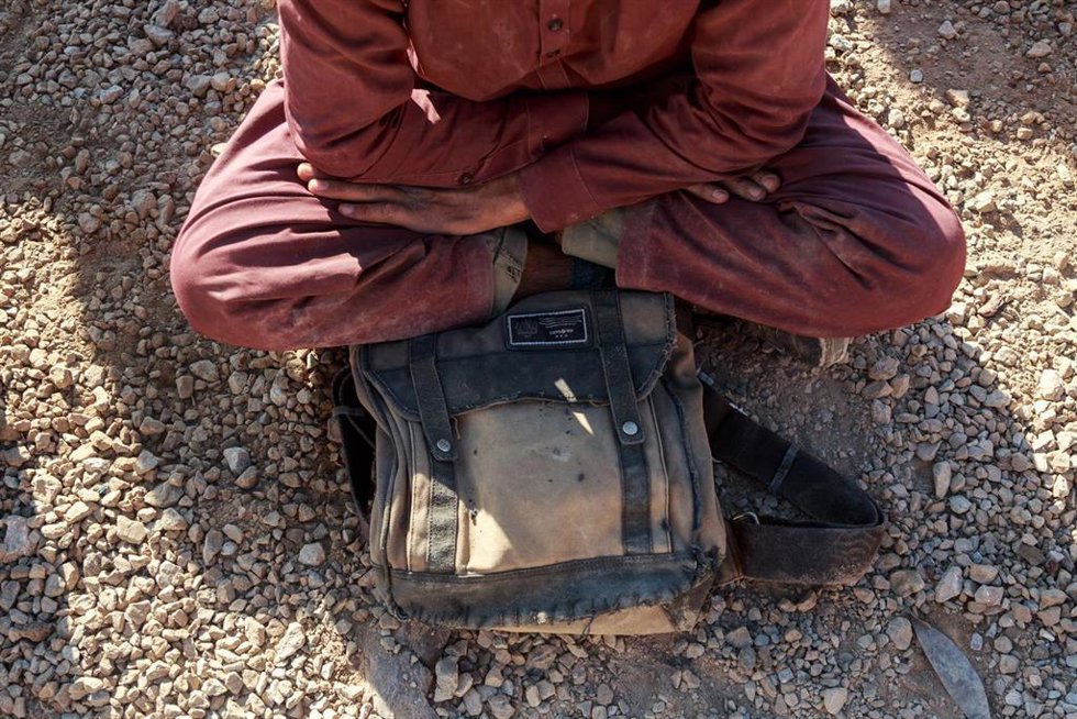 Archivo - Imagen de archivo de un refugiado afgano esperando en un paso con Turquía 