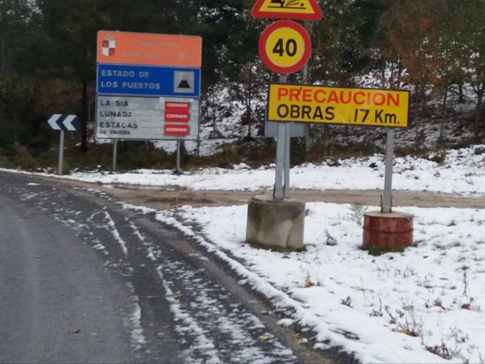 Archivo - La nieve cierra al tráfico los puertos de Lunada y Estacas deTrueba.- Archivo