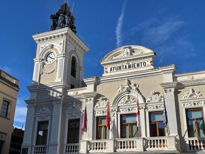 Archivo - Fachada del Ayuntamiento de Guadalajara