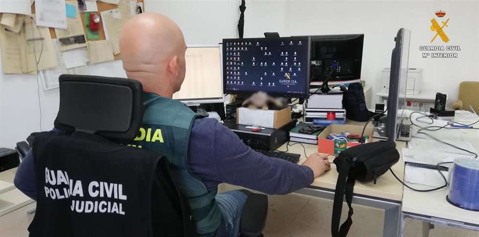 Archivo - Un agente de la Policía Judicial de la Guardia Civil